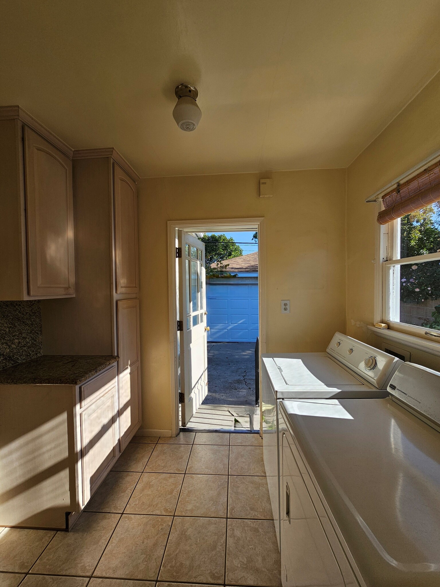 Building Photo - 3942 Redwood Ave