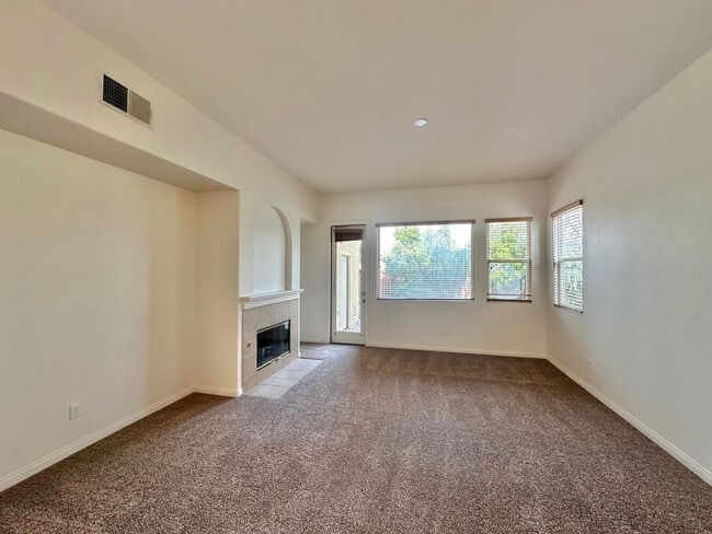 Building Photo - Stunning 3BR+Den Tuscan Villa in Torrey Del Mar - Your Dream Home Awaits