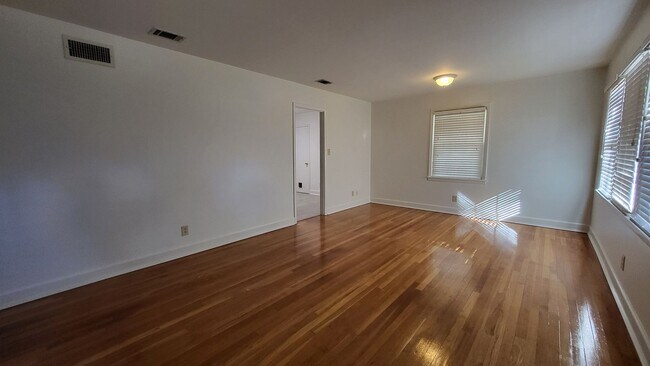 Building Photo - 3 Bedroom, 1 Bathroom Brick Ranch-Style Home