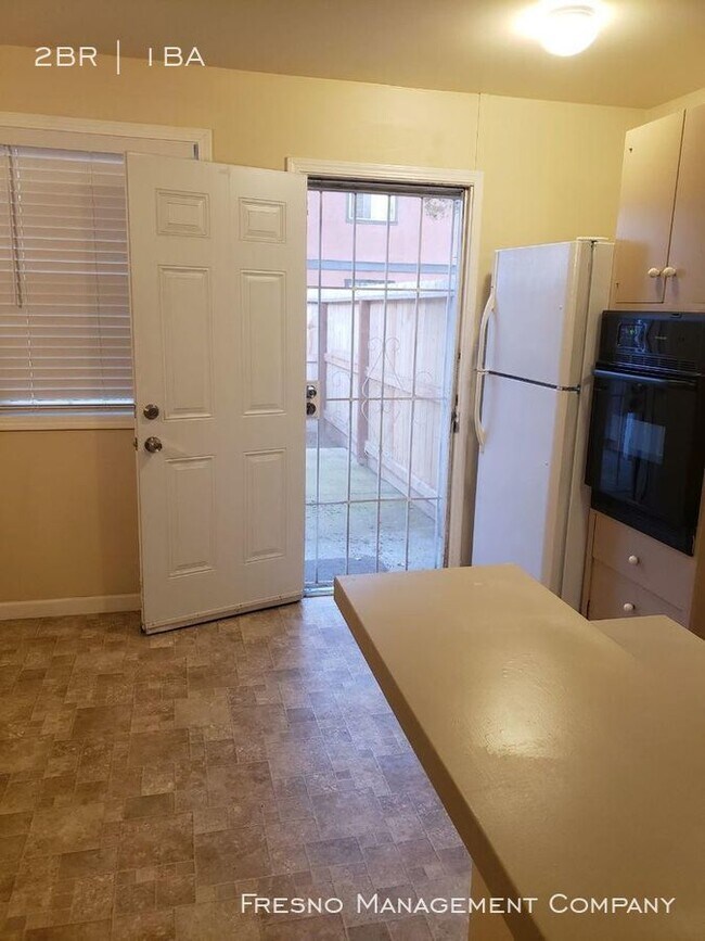 Building Photo - 2562 N Maroa Ave