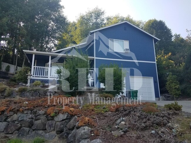 Building Photo - Ridgetop / Island Lake home located in a cul-de-sac