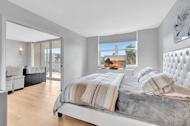 Building Photo - 1 Harbourside Dr