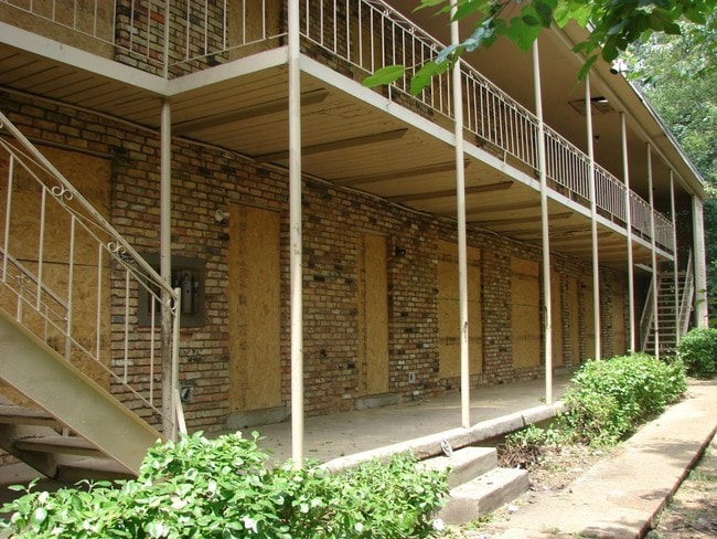 Building Photo - 4010 Summer Ave