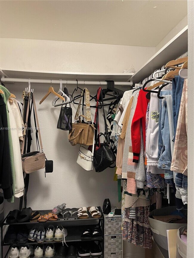 Building Photo - 10840 Westwood Lake Dr