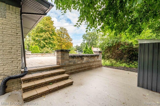 Building Photo - 7011 White Pine Dr