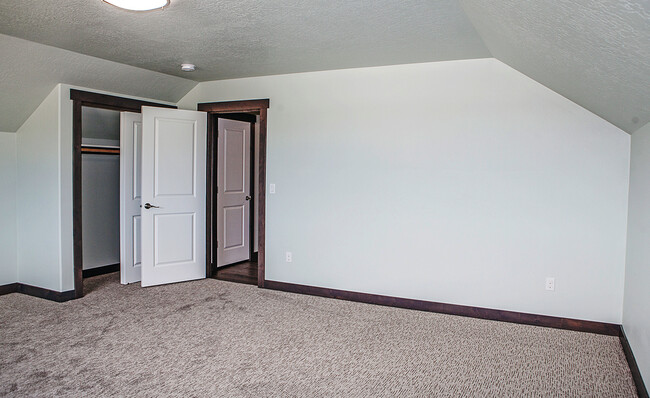 Building Photo - 4 Bedroom with Shop and View of the Mounta...