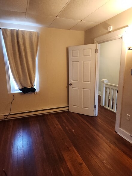 Building Photo - 736 W Poplar St