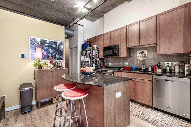 Building Photo - 758 N Larrabee St