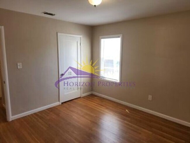 Building Photo - 4570 Orinda Way