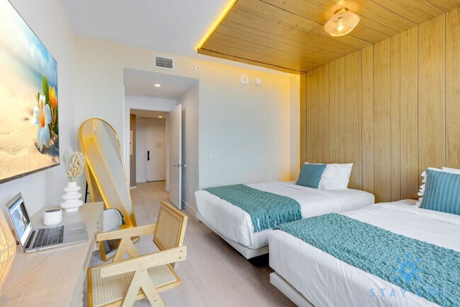 Building Photo - 4010 S Ocean Dr