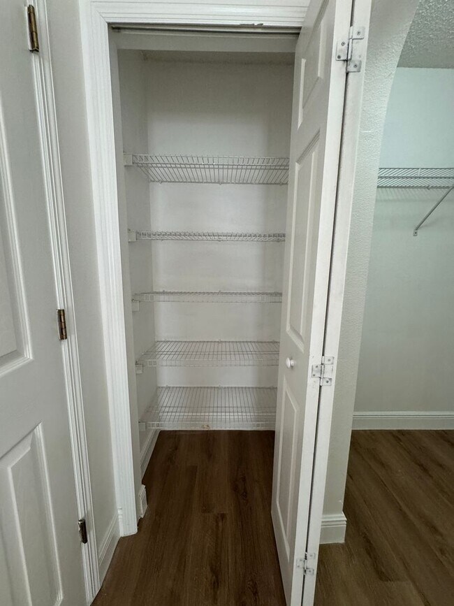 Building Photo - Spacious and Comfortable House for Lease