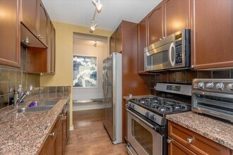 Building Photo - 2 bedroom in Chicago IL 60654