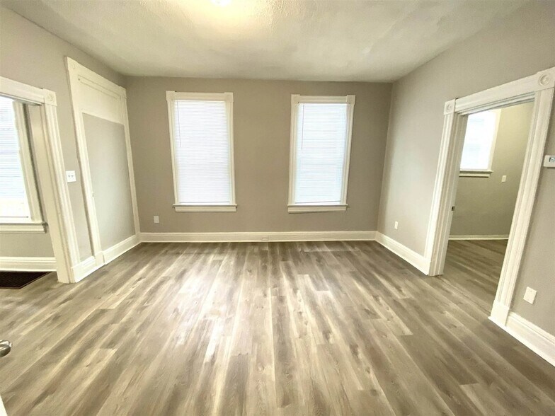 Building Photo - 313 E 16th St