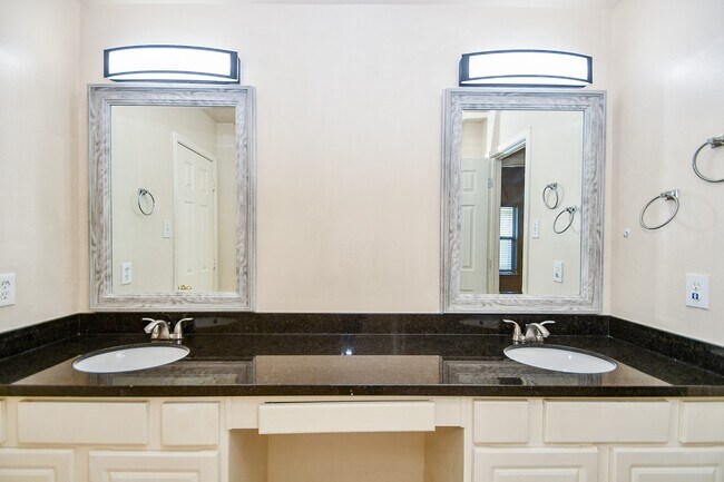 Building Photo - 1310 Lake Edinburg Ct