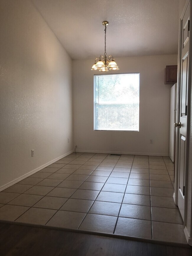 Building Photo - 504 Twin Oaks