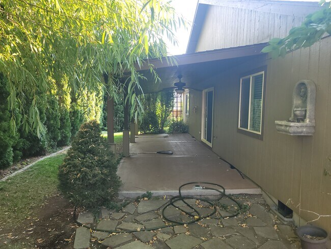 Building Photo - 4215 Case Ln