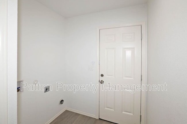 Building Photo - 619 S Hill St