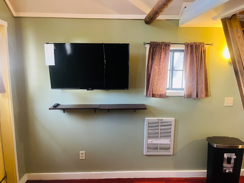 Building Photo - 216 S H St