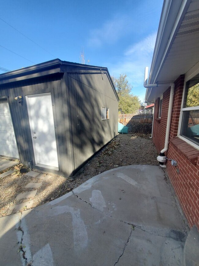 Building Photo - Spacious Ranch Style 4 BR Available in Aug...