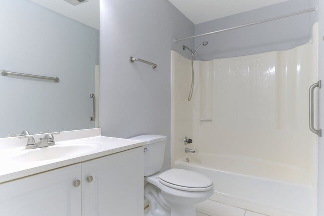 Building Photo - Move In Ready Townhome in Gaithersburg!