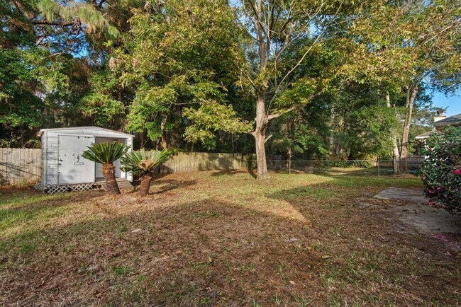 Building Photo - "Charming 3-Bed Retreat with 2 Full Baths in Fort Walton Beach!"