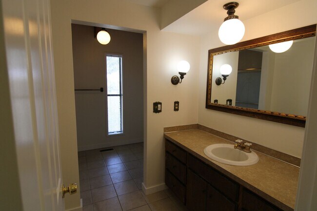 Building Photo - SPACIOUS 3+ BEDROOM SALMON CREEK/MOUNT VISTA MULTI-LEVEL HOME WITH LARGE FENCED YARD!