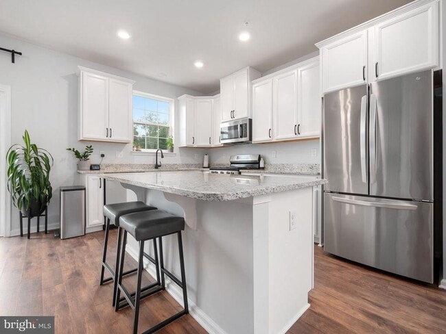 Building Photo - 131 Edgewater Ct