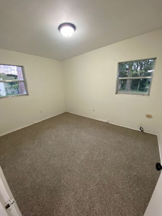 Building Photo - 2 Bed 1 Bath Home | Pet Friendly | Washer ...