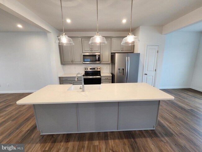 Building Photo - 500 Husky Trl