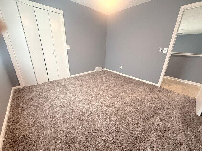 Building Photo - Spacious Modern 4 bedroom, 1 Full Ba, 2 Half bath