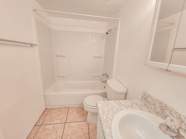 Building Photo - 1 month free rent move in promotion! Don't miss out on this Eastside apartment