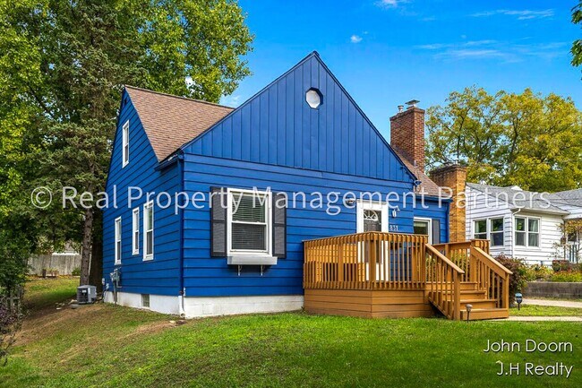 Building Photo - Spacious 3-Bedroom Home in Alger Heights – Modern Kitchen, Private Yard & Garage