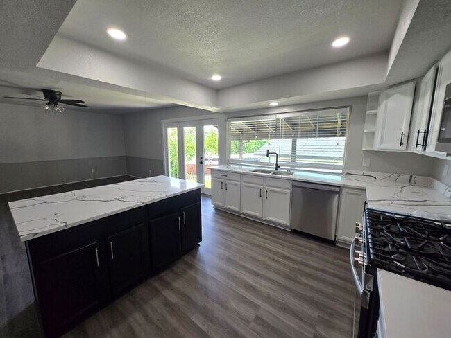 Building Photo - Hilltop 3 Bedroom, 2 Bath, 2 Car Garage Pr...