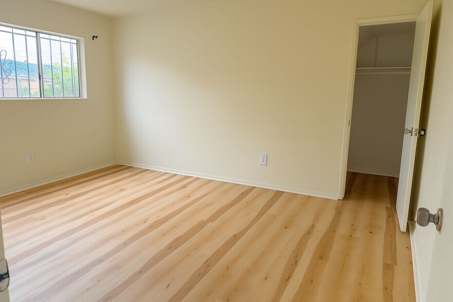 Building Photo - 548 Hyde Park Pl