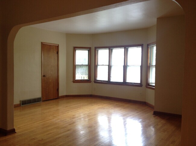 Building Photo - 2421 S Howell Ave