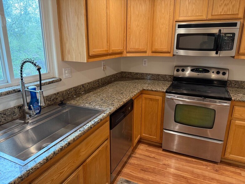 Building Photo - 16656 Pinecrest Ct