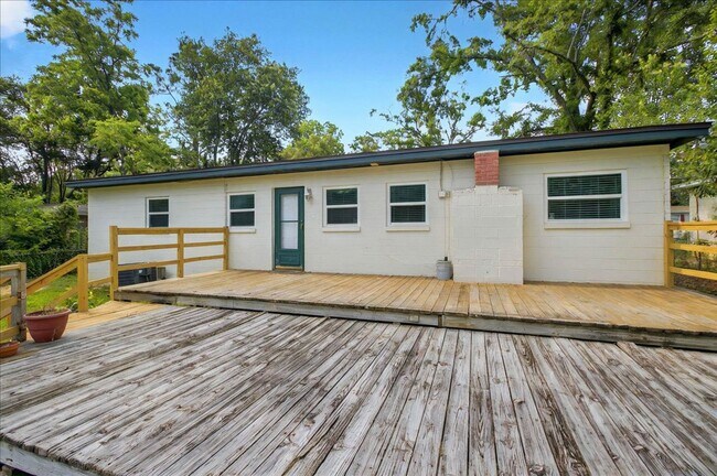 Building Photo - 4 bed 2 bath house, walk to stadium! Available August 2026