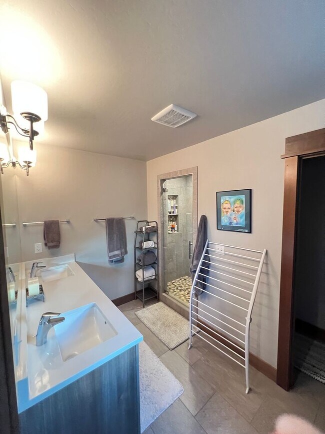 Building Photo - Stunning Fully Furnished Townhome with Lake Views