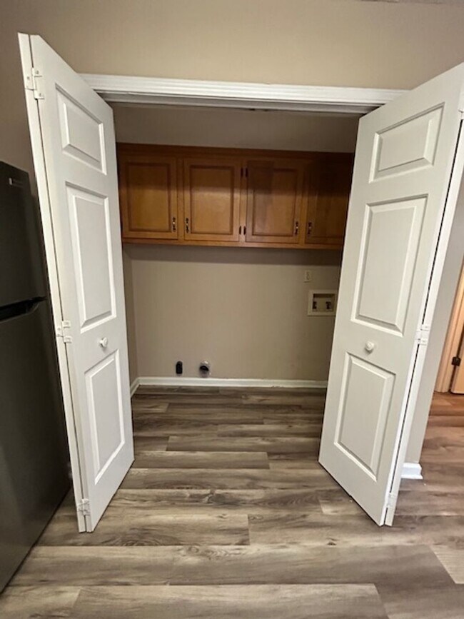 Building Photo - Mallwood- 2 Bedroom, 1.5 Bath Townhouse-$2...