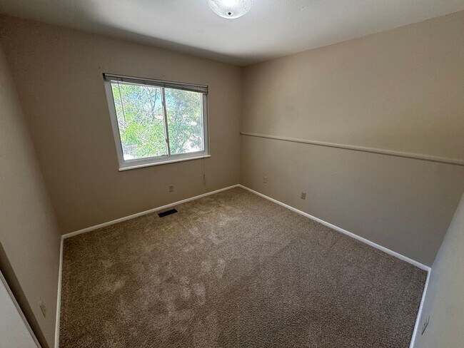 Building Photo - Spacious Aurora Home