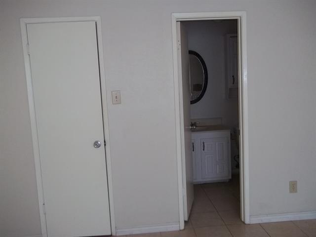 Building Photo - 10371 White Elm Rd