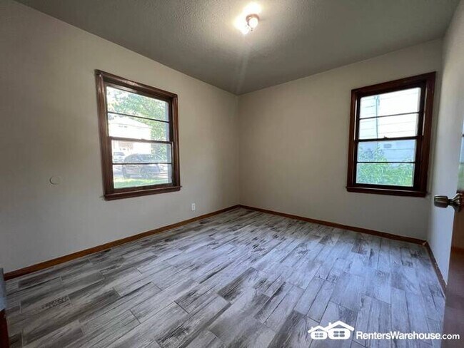 Building Photo - 2 Bedroom House