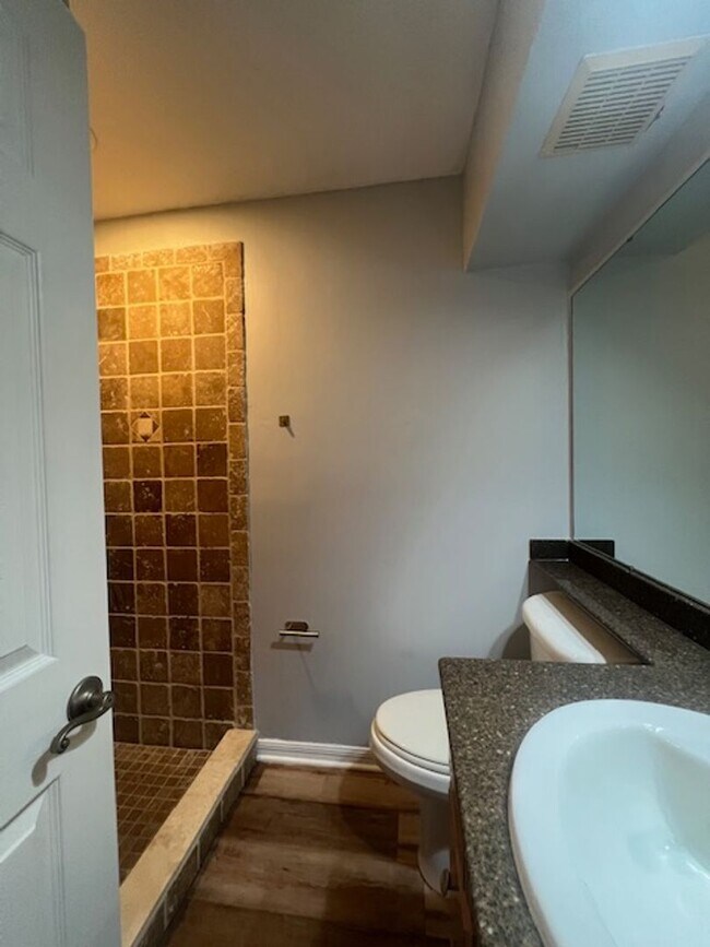 Building Photo - 2 Bedroom/2 Bathrrom Townhouse Close to Fo...