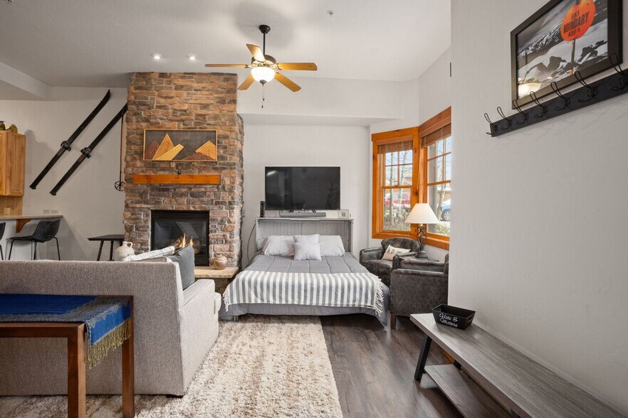 Building Photo - 465 Anglers Dr