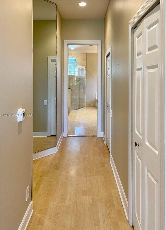 Building Photo - 2579 Mayfair Ln