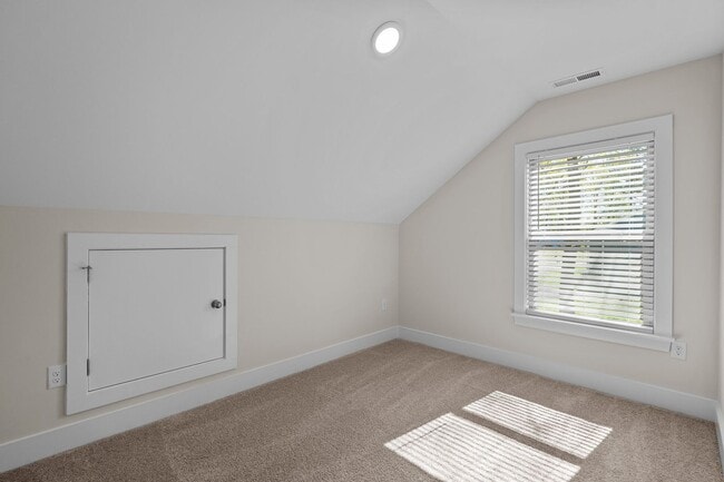 Building Photo - Modern amenities meet Cozy charm!  3 Bedro...