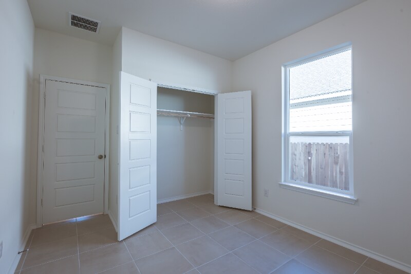 Building Photo - 1400 Carriageway Dr