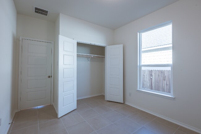 Building Photo - 1400 Carriageway Dr