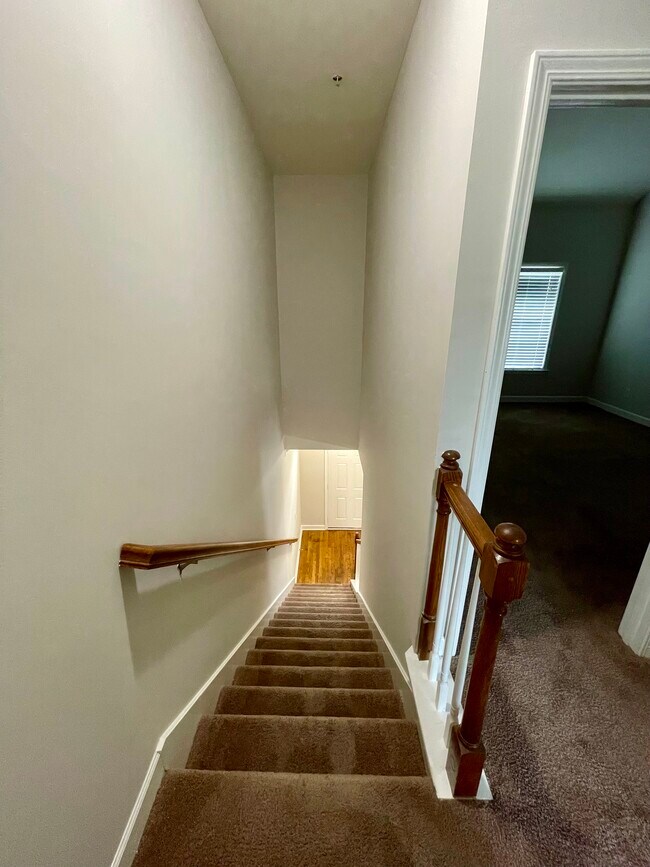 Building Photo - 1047 McKenna Dr