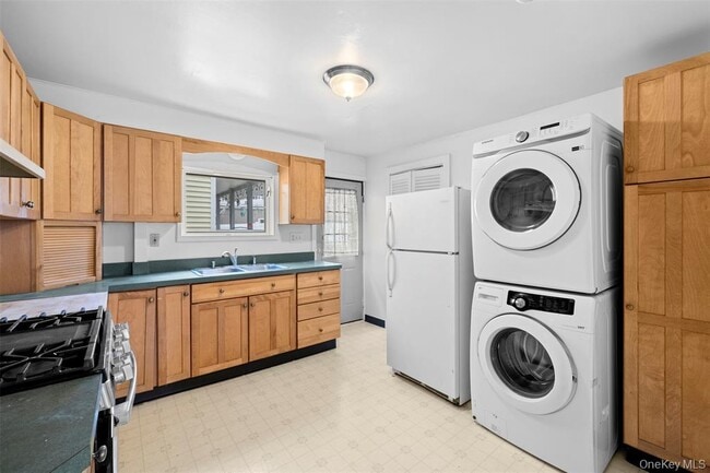 Building Photo - 15 Robinson St